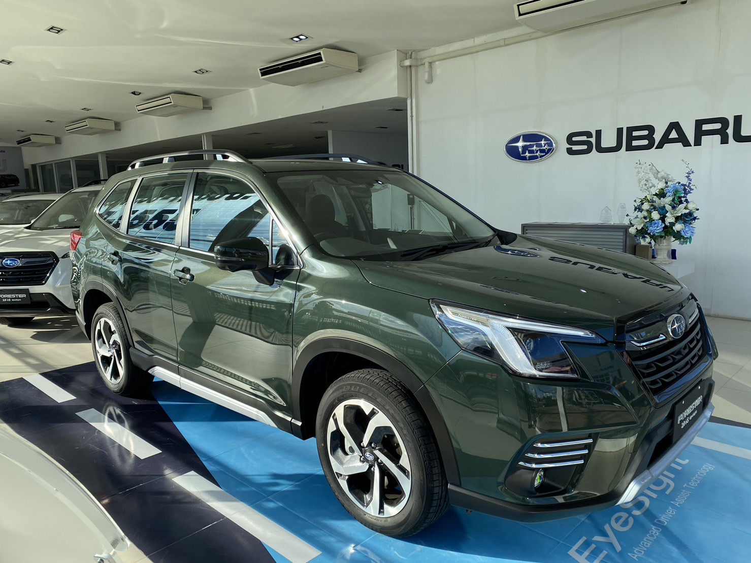 ymmetrical All-Wheel Drive (AWD)